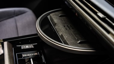 Lancia Gamma, il coffee table con sostegno per il cellulare e ricarica wireless