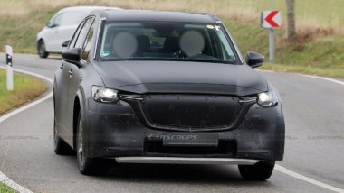 Foto spia muletto prima elettrica Mazda su piattaforma propria