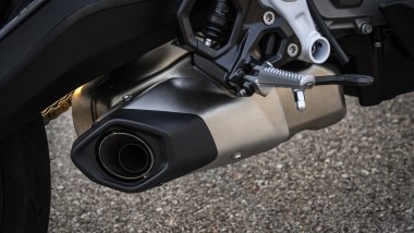 BMW F 450 RR 2027, lo scarico è sotto il motore, a vantaggio della centralizzazione delle masse