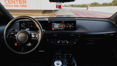 Genesis GV60 Magma, l'abitacolo