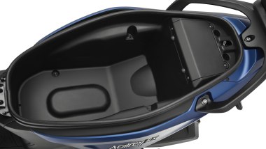 Davvero ampio il sottesella, c'è spazio per un casco integrale o due jet