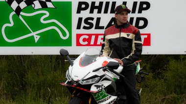 Marco Bezzecchi presenta la nuova Aprilia RS 660 Phillip Island Tribute