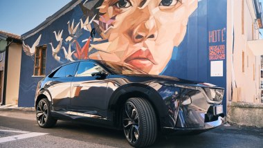 Il murale di Aielli con la Mazda CX-6e
