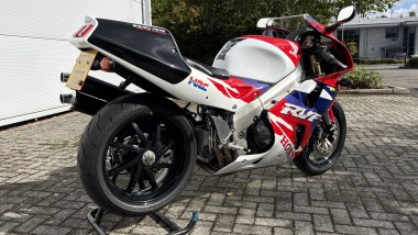 Honda RC45 ex Castrol all'asta da H&H Classics, 3/4 posteriore