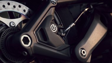 Triumph Tiger 1200 2027, dettaglio della sospensione posteriore