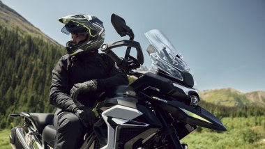 Triumph Tiger 1200 2027, il frontale &egrave; stato profondamente ridisegnato
