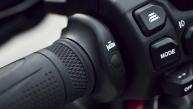 Triumph Tiger 1200 2027, rivisti i blocchetti, si nota il pulsante pre regolare la distanza dell'ACC