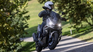 Comparativa scooter adventure 2026, lo Zontes &egrave; in azione