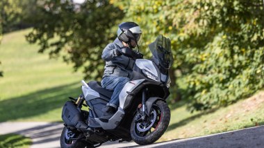 Comparativa scooter adventure 2026, Aprilia in azione