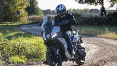 Comparativa scooter adventure 2026, in fuoristrada con Aprilia