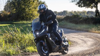 Comparativa scooter adventure 2026, in fuoristrada con Voge