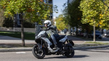 Comparativa scooter adventure 2026, in citt&agrave; con Aprilia