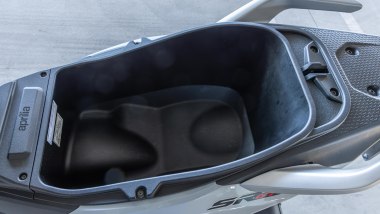 Comparativa scooter adventure 2026, il sottosella di Aprilia