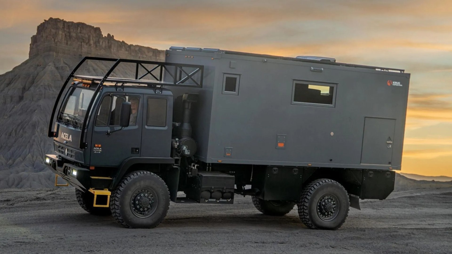 Un camper 4x4 ex camion militare USA in asta, con spazio abitativo e attrezzatura per viaggi incontaminati