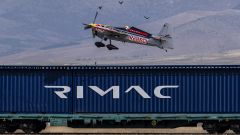 Aereo Red Bull atterra su treno in corsa: il video dell'impresa