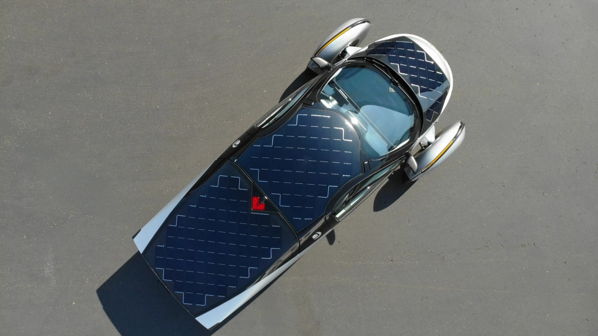 Veicolo solare Aptera in test con sensori per misurare produzione energetica e autonomia