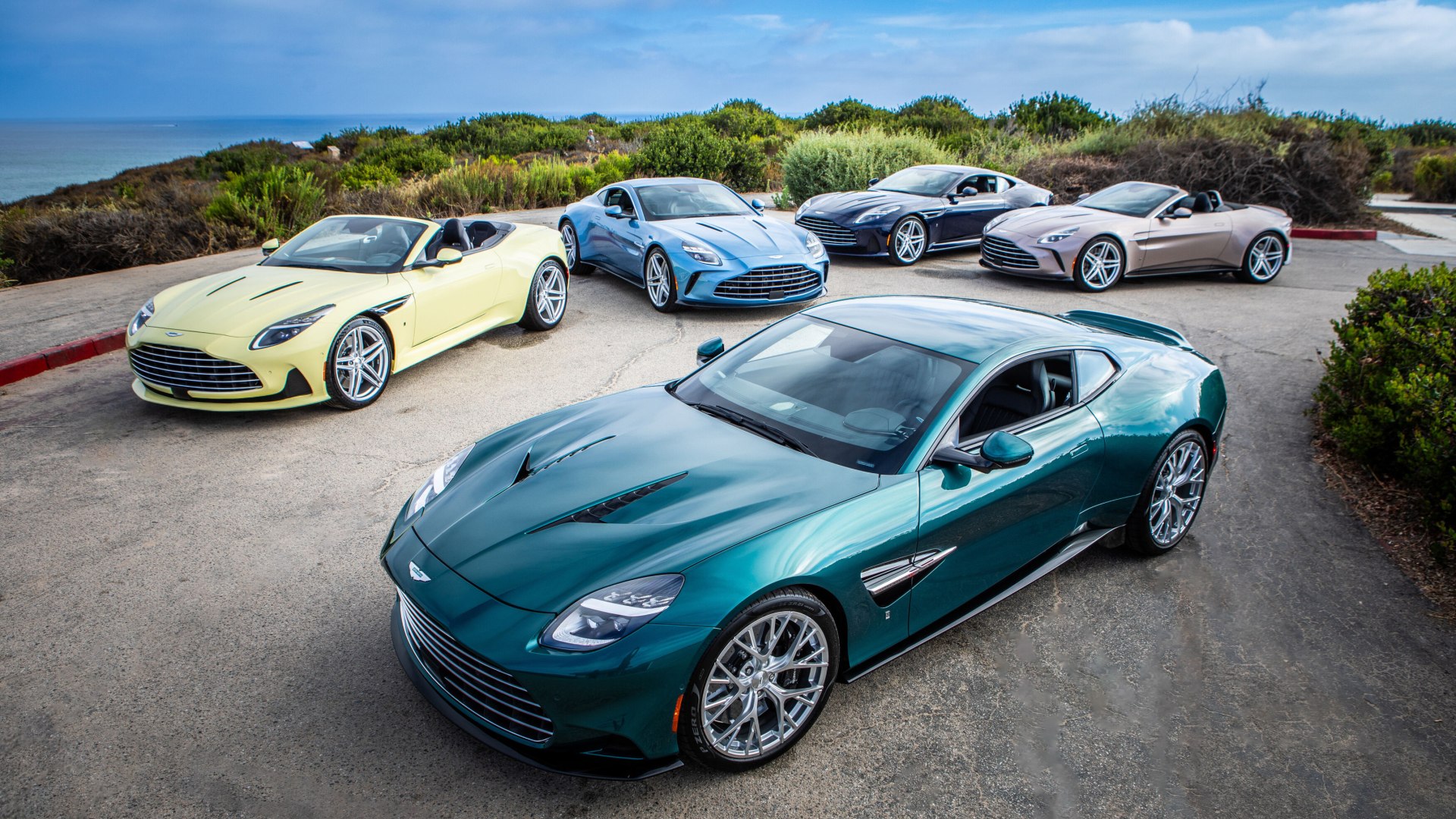 Cinque vetture uniche di Aston Martin con colori iconici degli anni '60 e '70, reinterpretati con vernici moderne