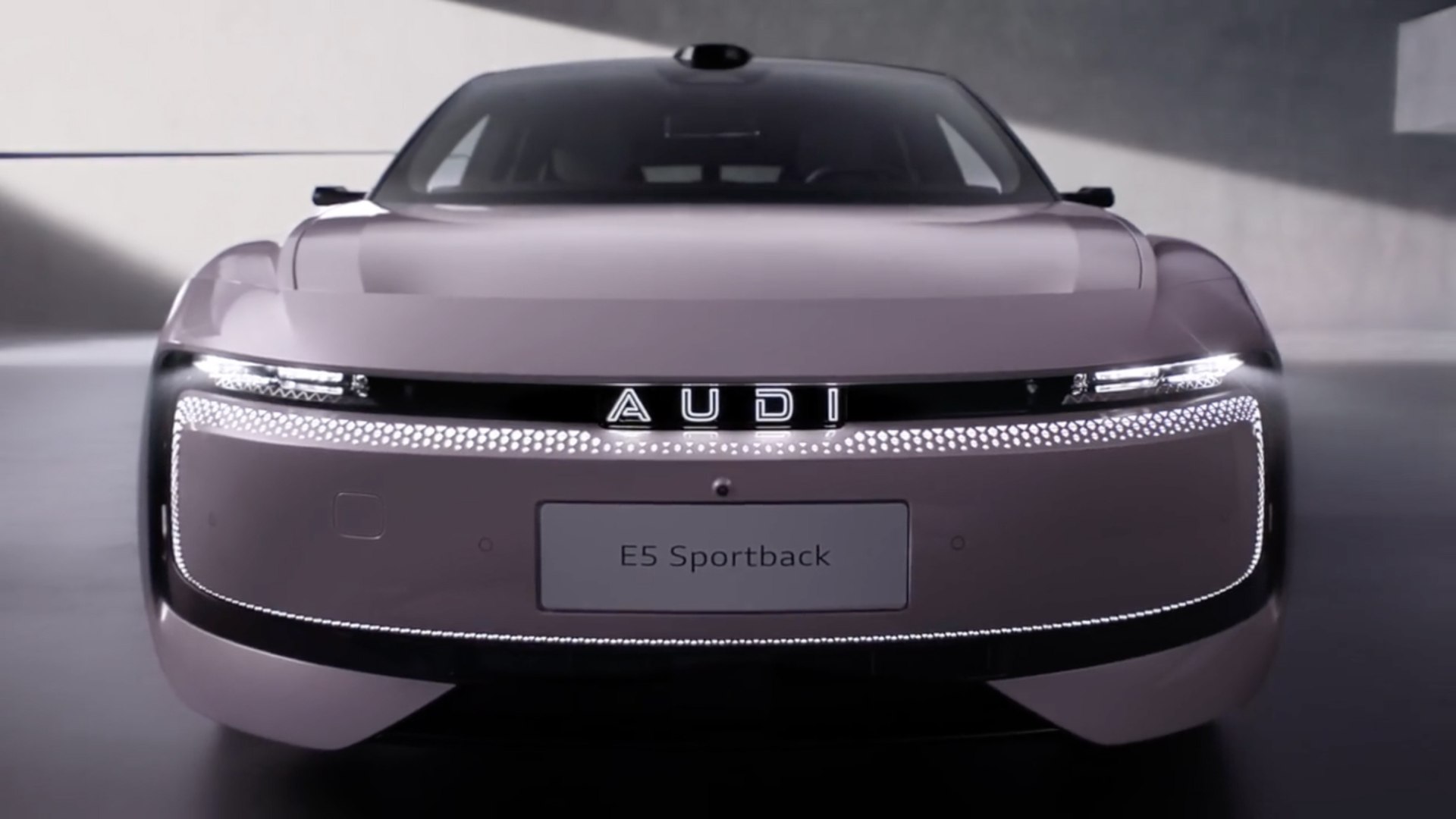 Un'auto elettrica Audi E5 in Germania, con etichetta di prezzo inferiore a quella europea, in un parcheggio