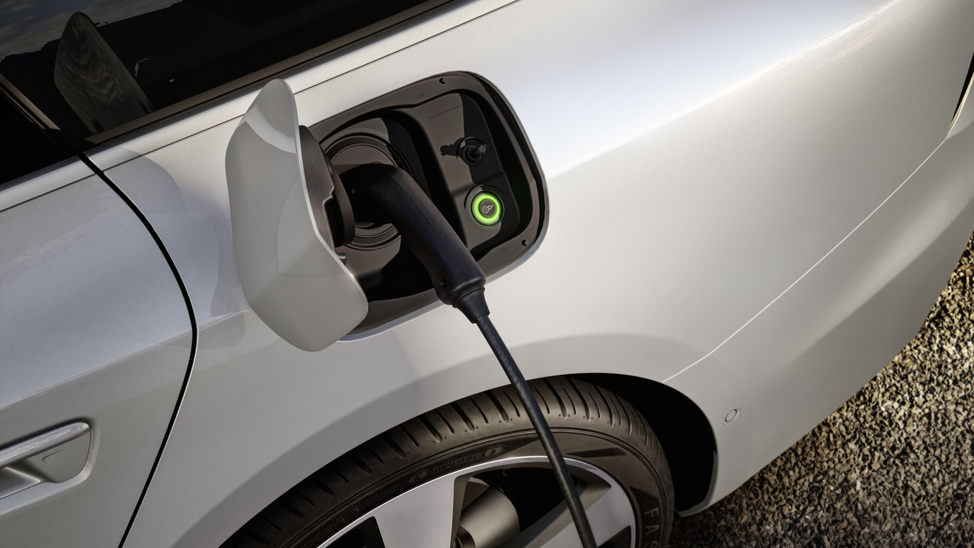 Un tecnico esamina una batteria di un'auto elettrica usata, con un'indicazione di squilibrio tra le celle