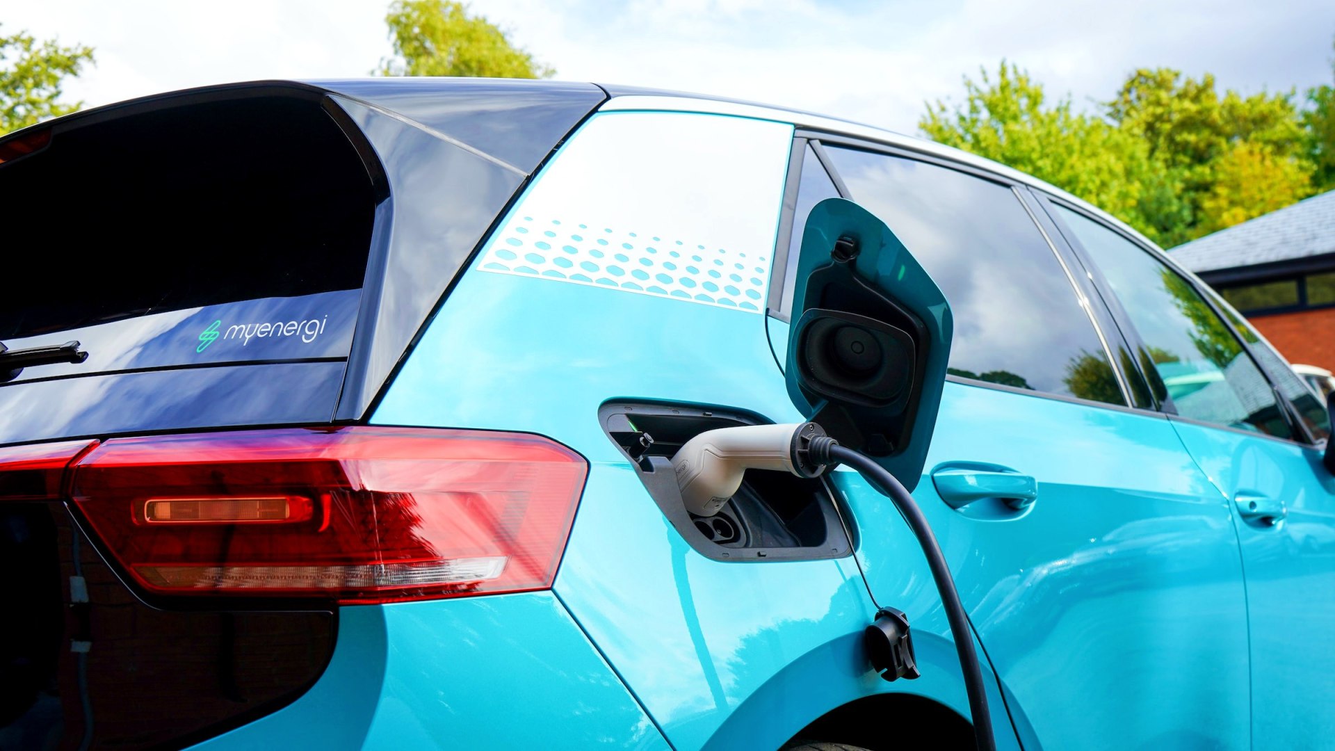 Auto elettriche in corrente alternata, percentuali di energia persa durante la ricarica, confronto tra modelli e metodi di ricarica