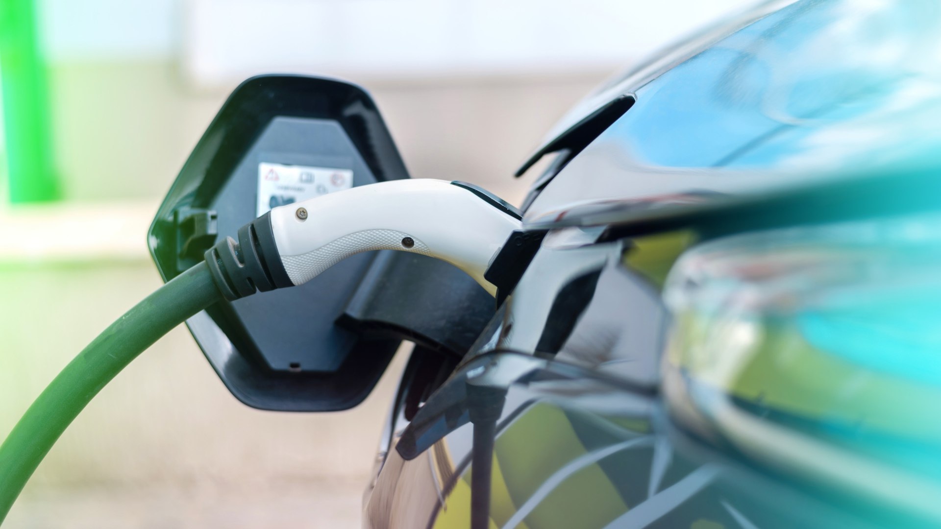 Un'auto elettrica sostituisce un'auto a benzina, riducendo le emissioni di CO2