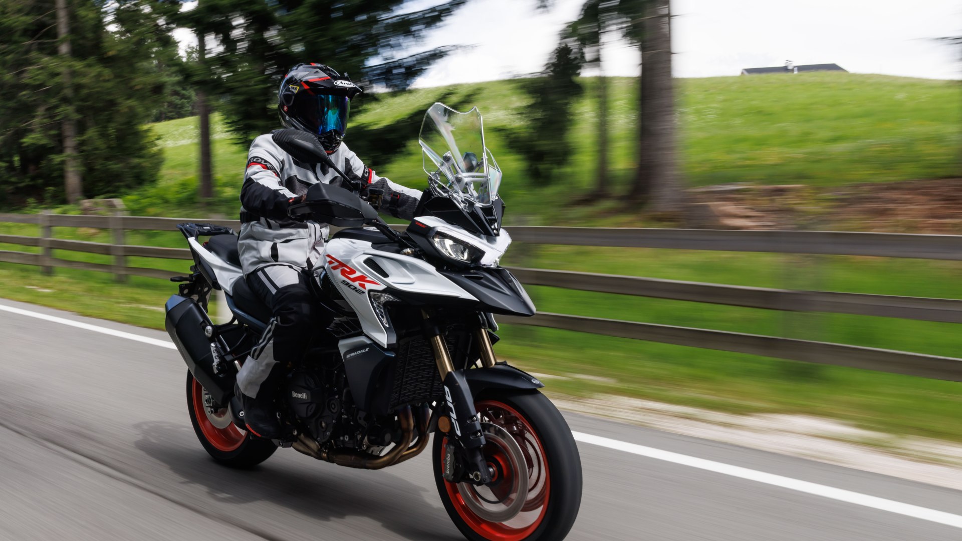 Benelli TRK 902 confrontata con Suzuki V-Strom 800SE, CFMoto 800MT e Voge Valico 900DSX in crossover media cilindrata