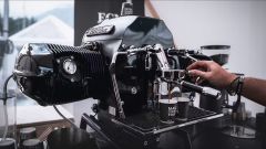 Una macchina del caffè col motore da 1800 cc della BMW R 18