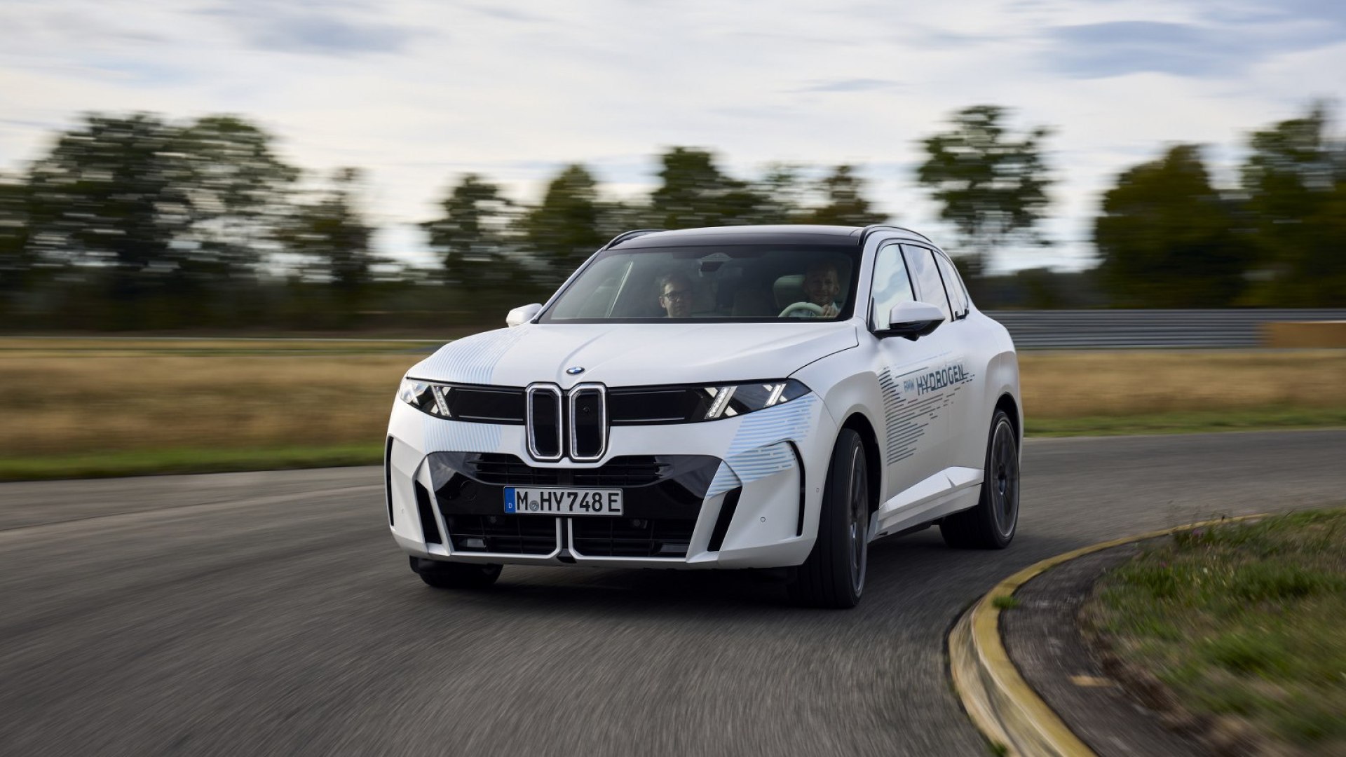 BMW iX5 Hydrogen in fase avanzata di sviluppo, con test e preparativi per la produzione di serie