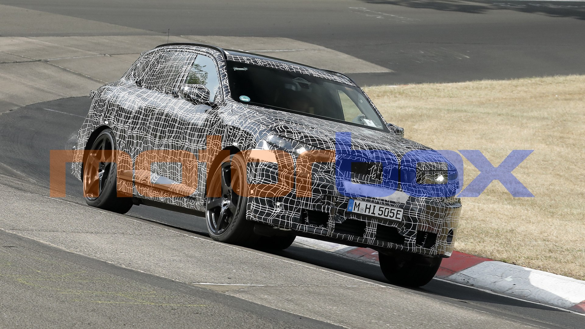 Prototipo BMW iX5 M in pista al Nürburgring con dettagli estetici e tecnici