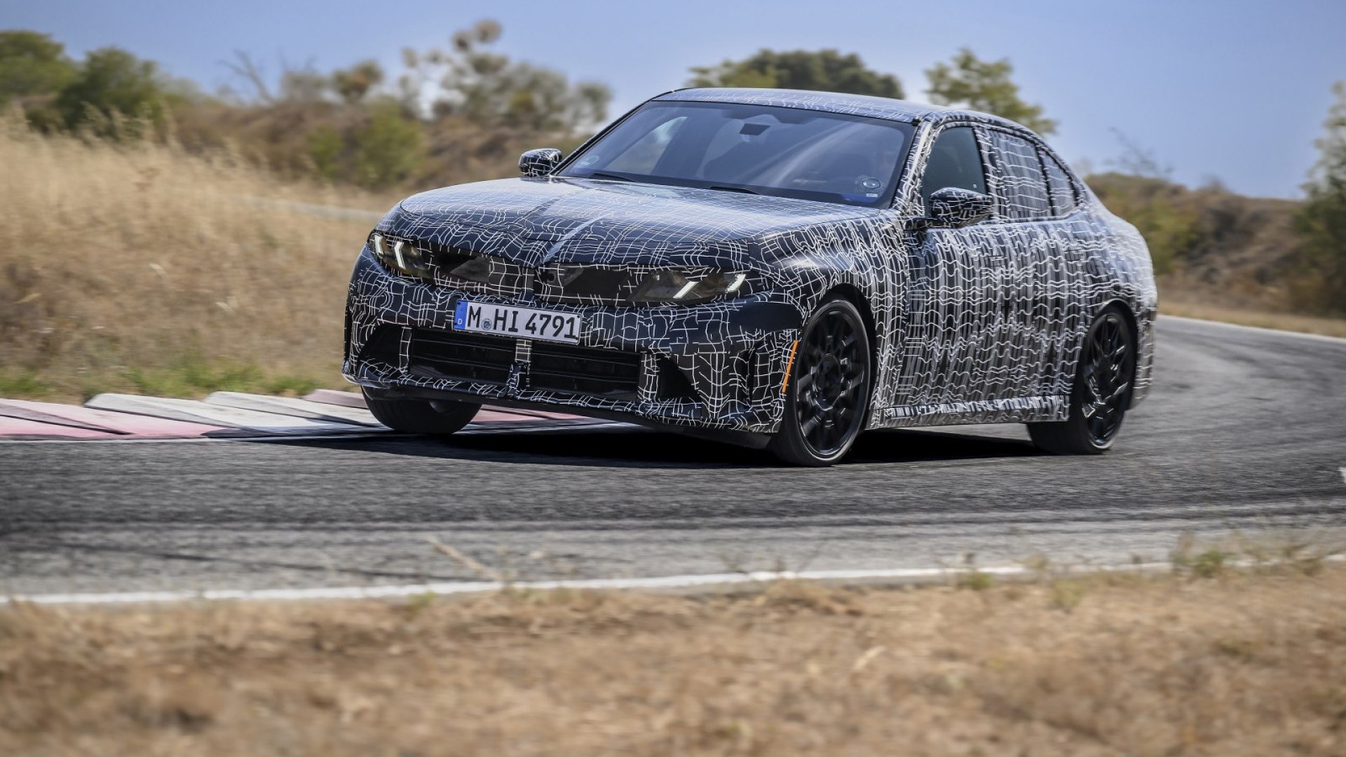 BMW Serie 3 M350 xDrive con motore 3 litri e modalità drift in prova, test in corso