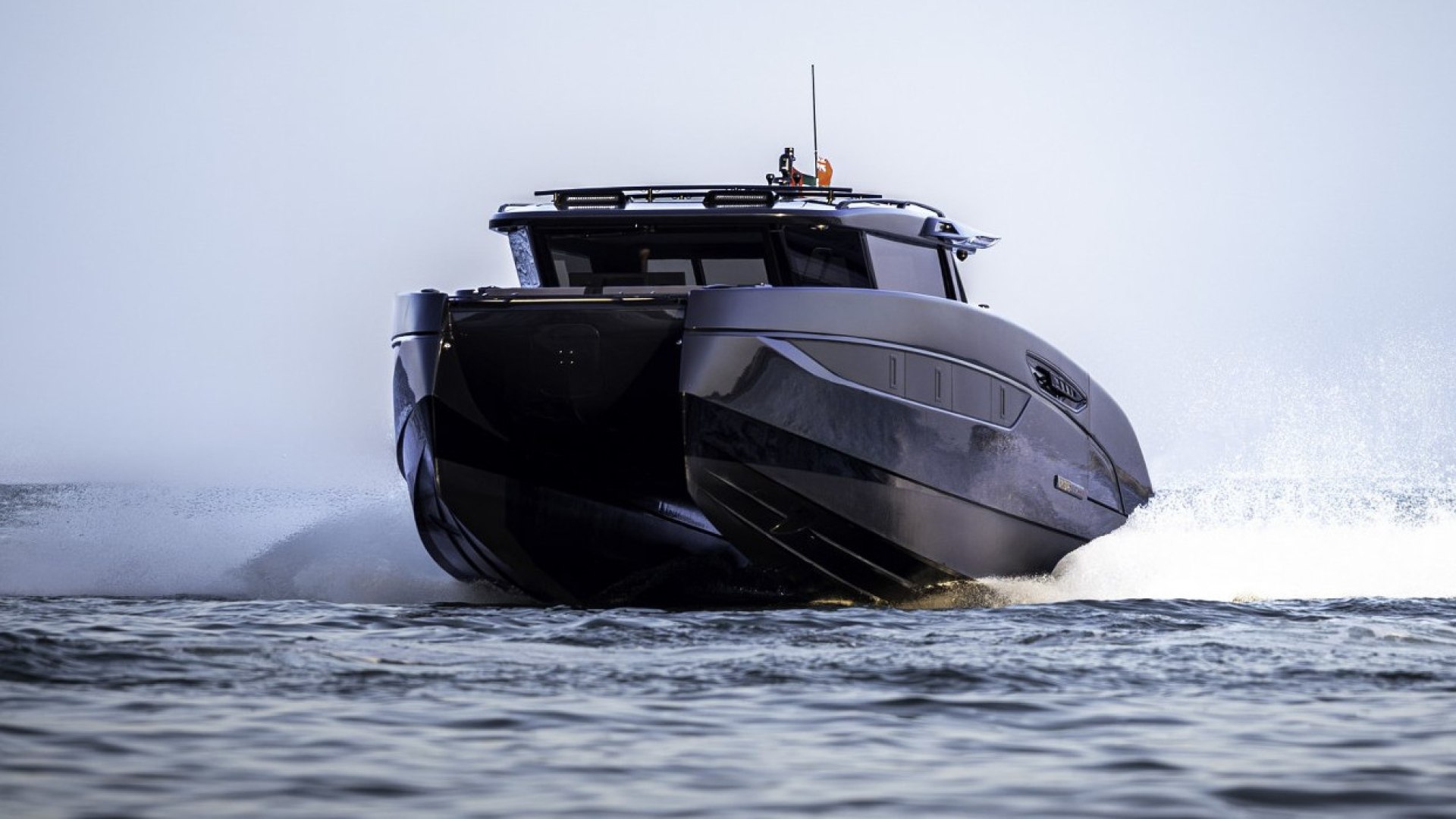 Brabus Ultima 55, catamarano lussuoso con design ispirato alle supercar, in navigazione sull'acqua