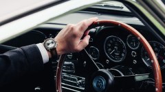 Top Time B01 Chronograph 41: Breitling omaggia l’Aston Martin DB5