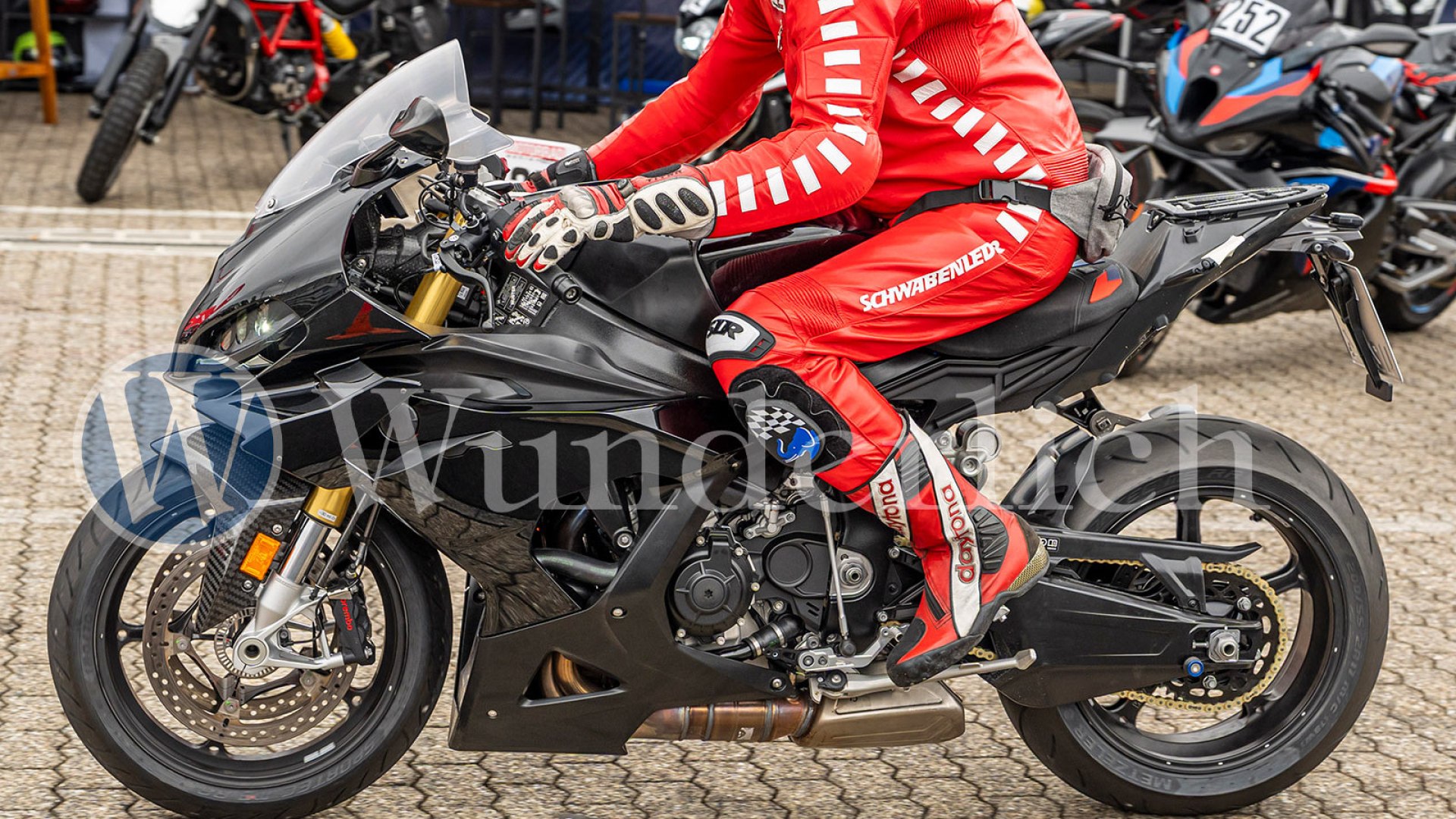 Foto spia della BMW S 1000 RR 2027 mostrano dettagli del design e del telaio, in vista della produzione