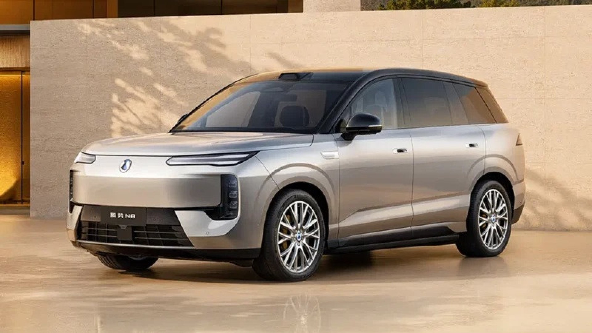 SUV elettrico BYD Denza N8 con batteria da 130 kWh e autonomia di 1.000 km