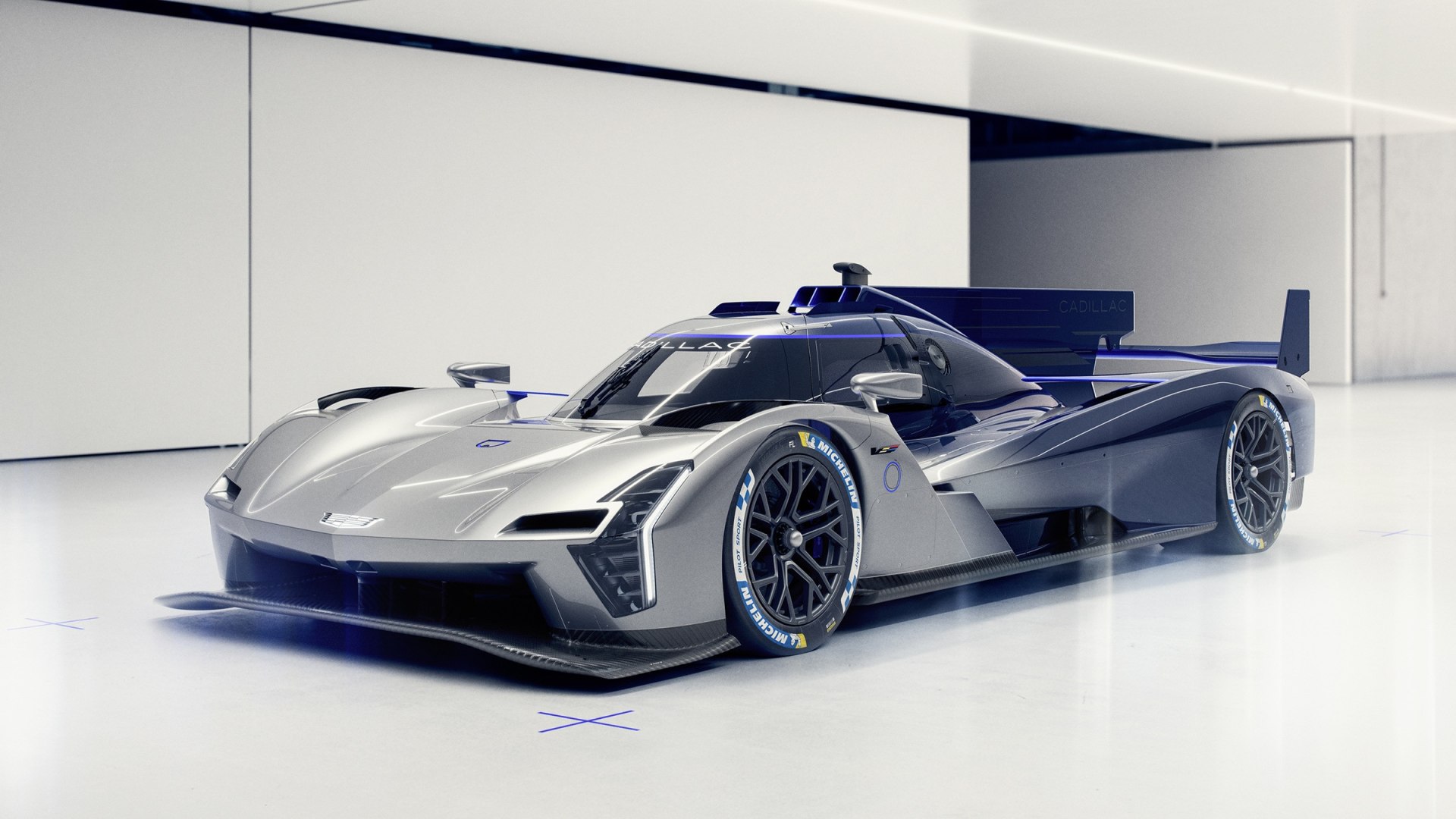 Concept V-ONE di Cadillac con verniciatura argento e blu notte, mostra la tecnologia da competizione e design sportivo
