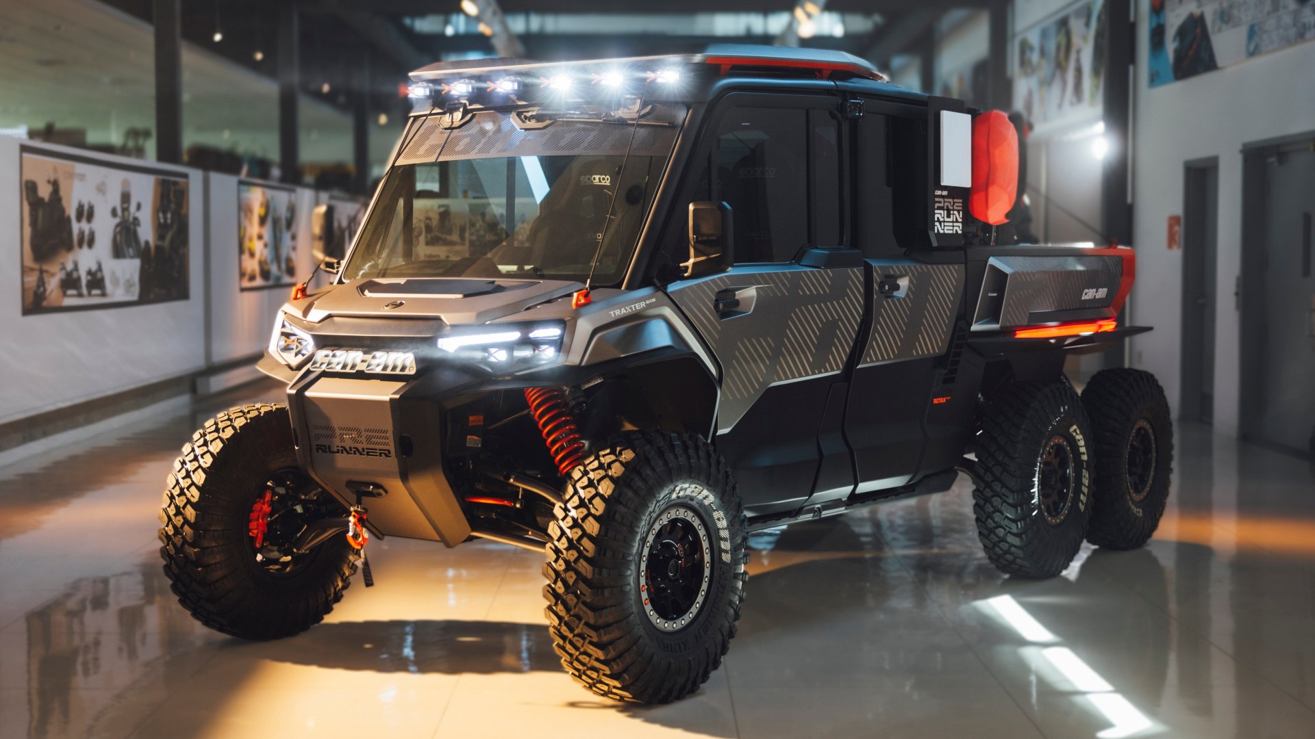 Concept 6x6 Can-Am Traxter Prunner con pneumatici da 35 pollici e sistema LinQ per carico, in un ambiente di rally raid