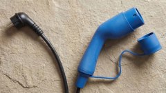 Auto elettrica, i due cavi nel bagagliaio: sai a cosa servono davvero?