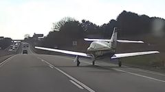 L'atterraggio d'emergenza in autostrada è da manuale: il video