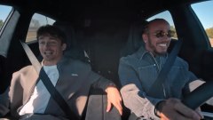 Hamilton e Leclerc al volante della Ferrari Luce. Il video