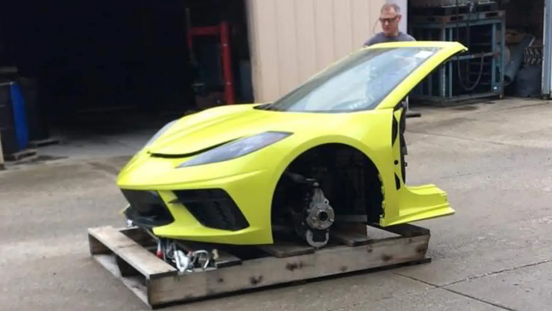 Auto Chevrolet Corvette C8 demolite in deposito di rottami dopo tornado negli USA