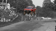 Chi salta più lontano? La pazza sfida degli off-road in video