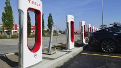 Colonnina di ricarica inquina aria più di distributore carburante?