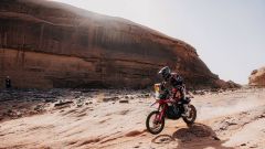 Dakar moto 2026, tappa 6 Sanders penalizzato, Brabec conquista la vittoria