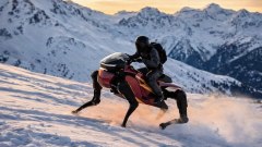 Cavallo meccanico o moto senza ruote? La DaxAI Qiji X1 in video