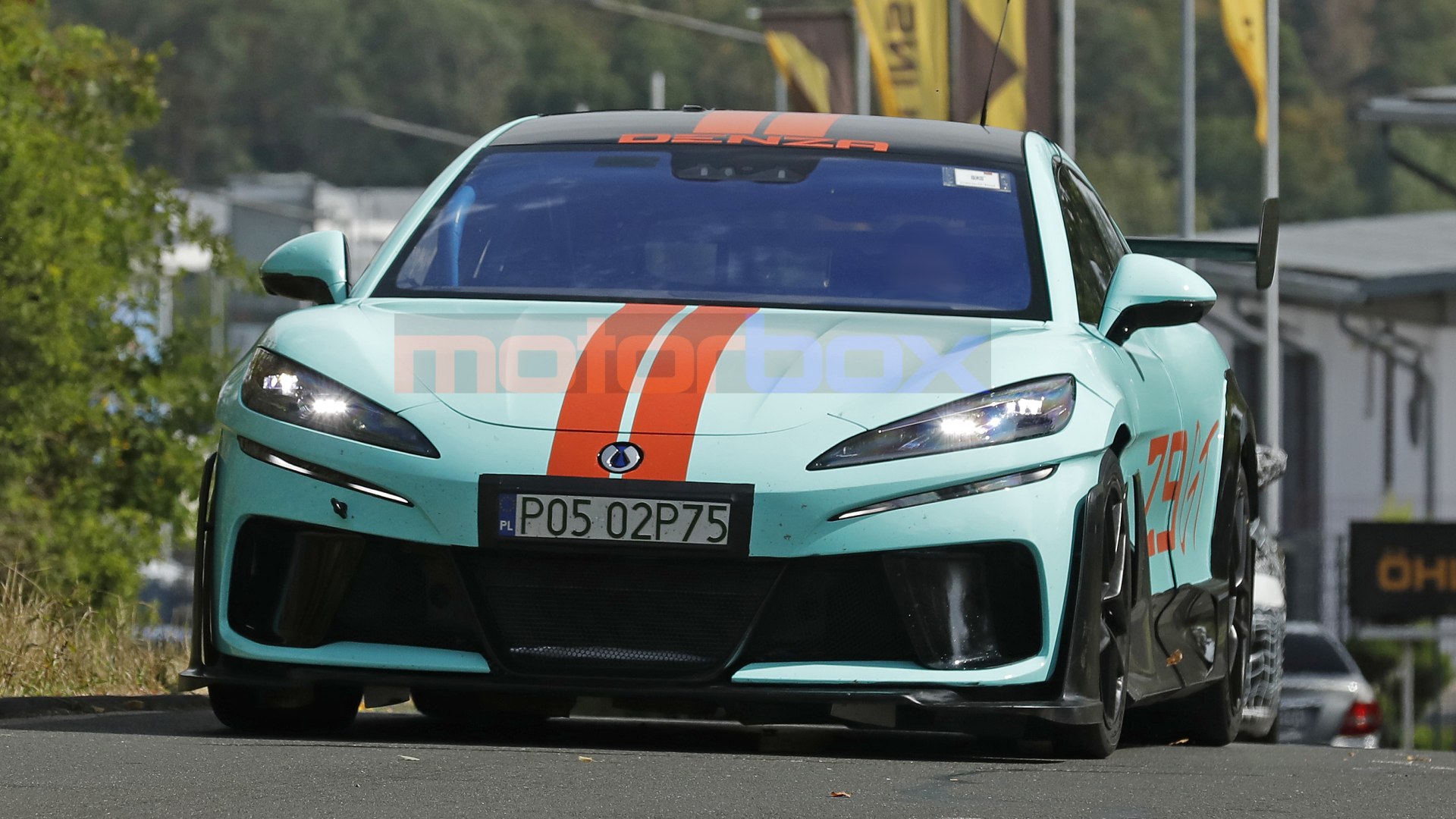 Foto spia della Denza Z9 GT Xtreme, una variante estrema con alettone posteriore e aerodinamica per il record del Nürburgring, immagine di approfondimento