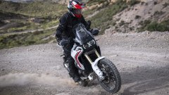 Ducati DesertX 2026: prova su strada e in fuoristrada, pregi e difetti