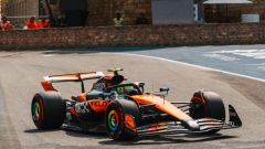 F1 GP Azerbaijan 2025, FP1: McLaren al top, Hamilton a muro