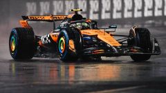 F1 GP Las Vegas 2025: Norris in pole sotto la pioggia, Leclerc 9°