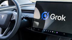 Da febbraio 2026 Grok debutta sulle Tesla: cosa pu&ograve; fare, cosa no