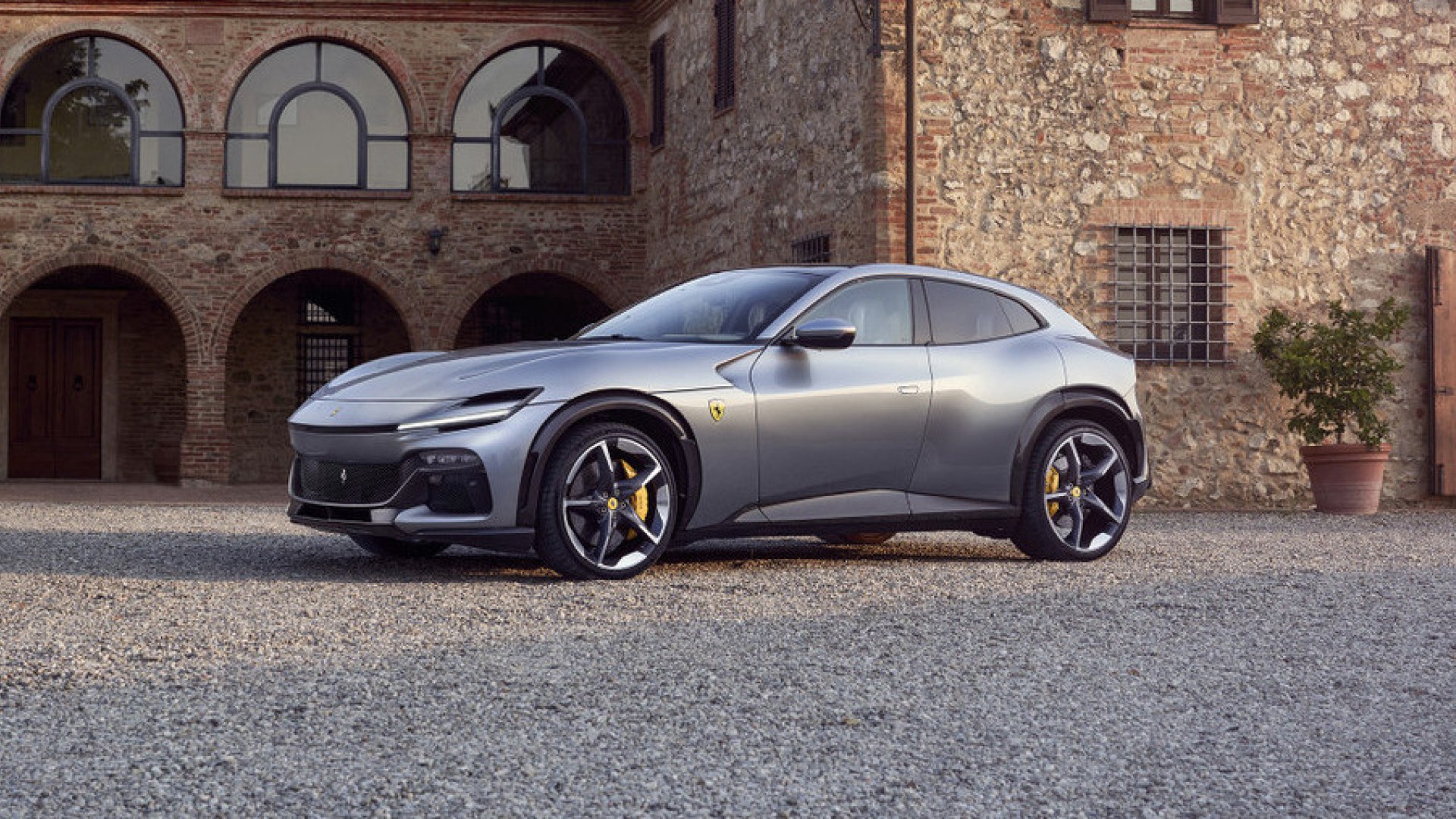 Prototipo della Ferrari Purosangue con paraurti e cerchi nuovi, in fase di test